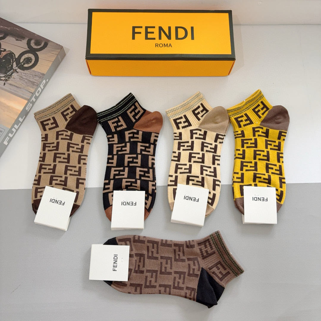 配包装（一盒5双）
FENDI  芬迪 双Ｆ字母经典短筒袜子，💓实用好穿 柔软透气，时尚百搭款，大牌出街
