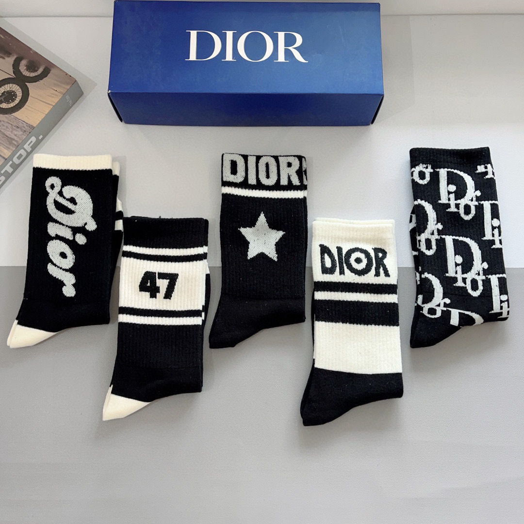 配包装（一盒5双）
Dior 迪奥 新款字母罗口长筒袜子！爆款字母专柜同步长筒袜，💛大牌出街，潮人必备。