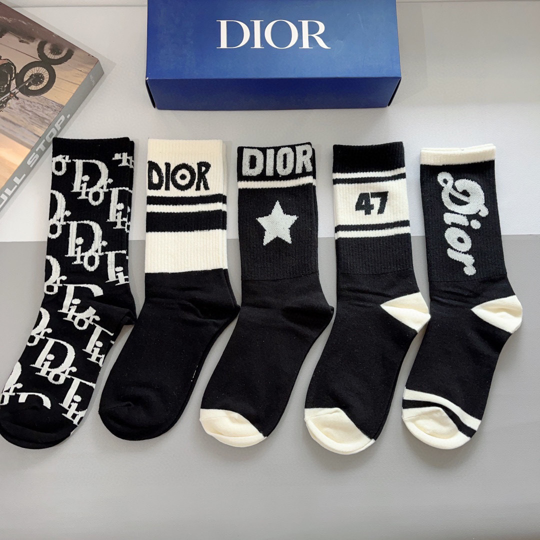 配包装（一盒5双）
Dior 迪奥 新款字母罗口长筒袜子！爆款字母专柜同步长筒袜，💛大牌出街，潮人必备。