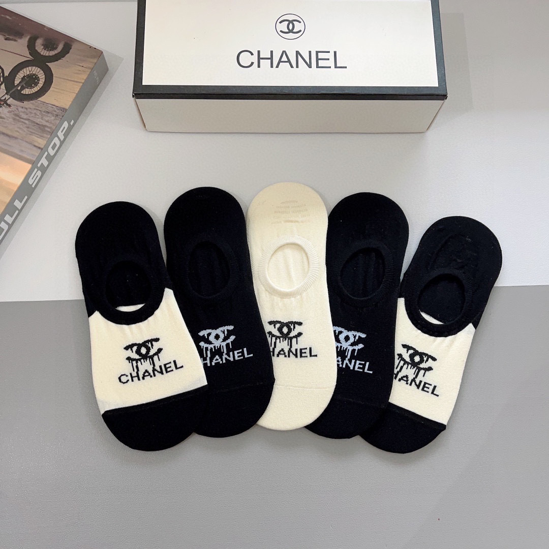配包装（一盒5双）
CHANEL 香奈儿经典袜子❗️高版本纯棉材质柔软，秒杀市场普通货，经典的双C图案l