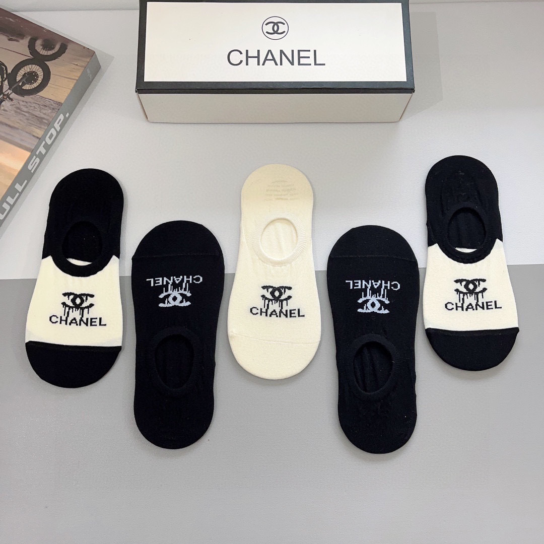 配包装（一盒5双）
CHANEL 香奈儿经典袜子❗️高版本纯棉材质柔软，秒杀市场普通货，经典的双C图案l