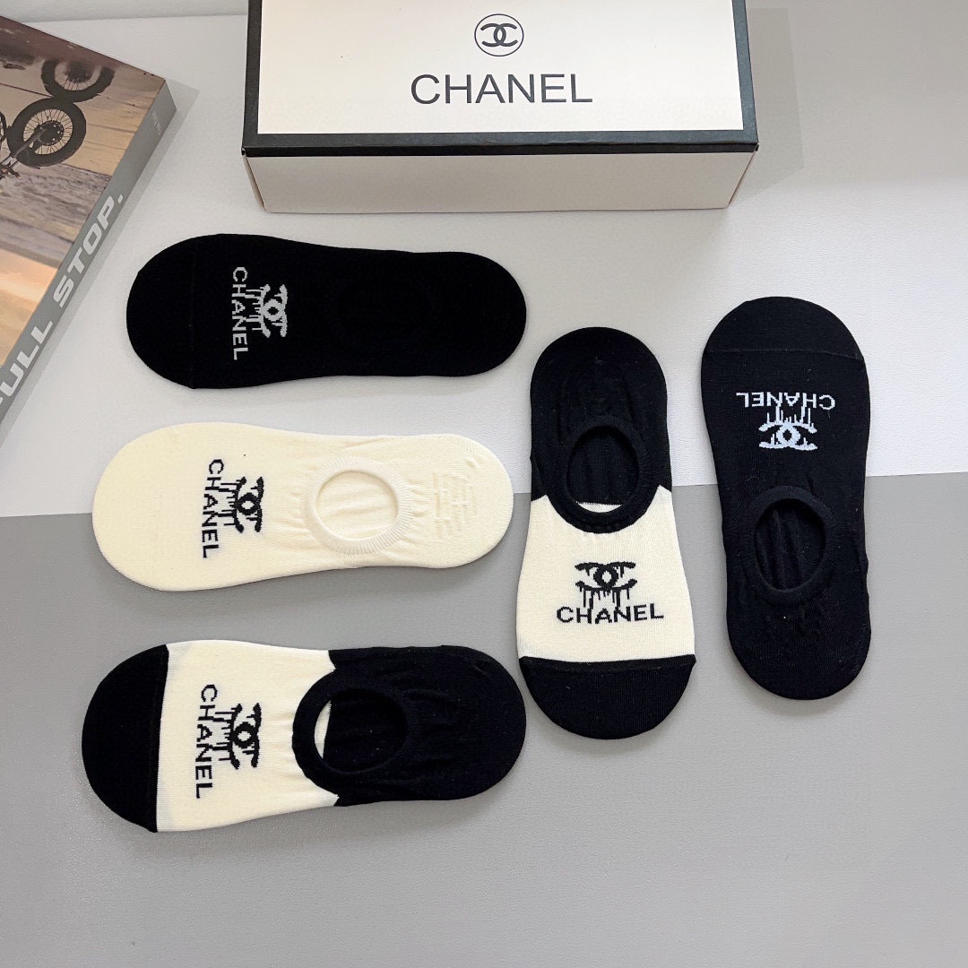 配包装（一盒5双）
CHANEL 香奈儿经典袜子❗️高版本纯棉材质柔软，秒杀市场普通货，经典的双C图案l