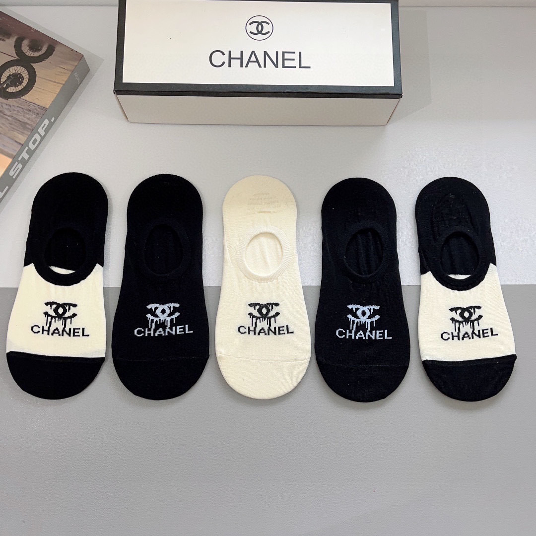 配包装（一盒5双）
CHANEL 香奈儿经典袜子❗️高版本纯棉材质柔软，秒杀市场普通货，经典的双C图案l
