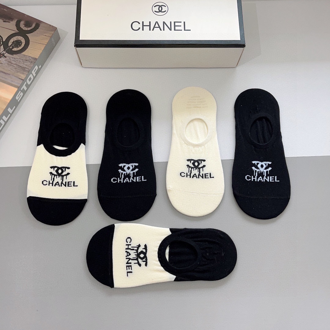 配包装（一盒5双）
CHANEL 香奈儿经典袜子❗️高版本纯棉材质柔软，秒杀市场普通货，经典的双C图案l