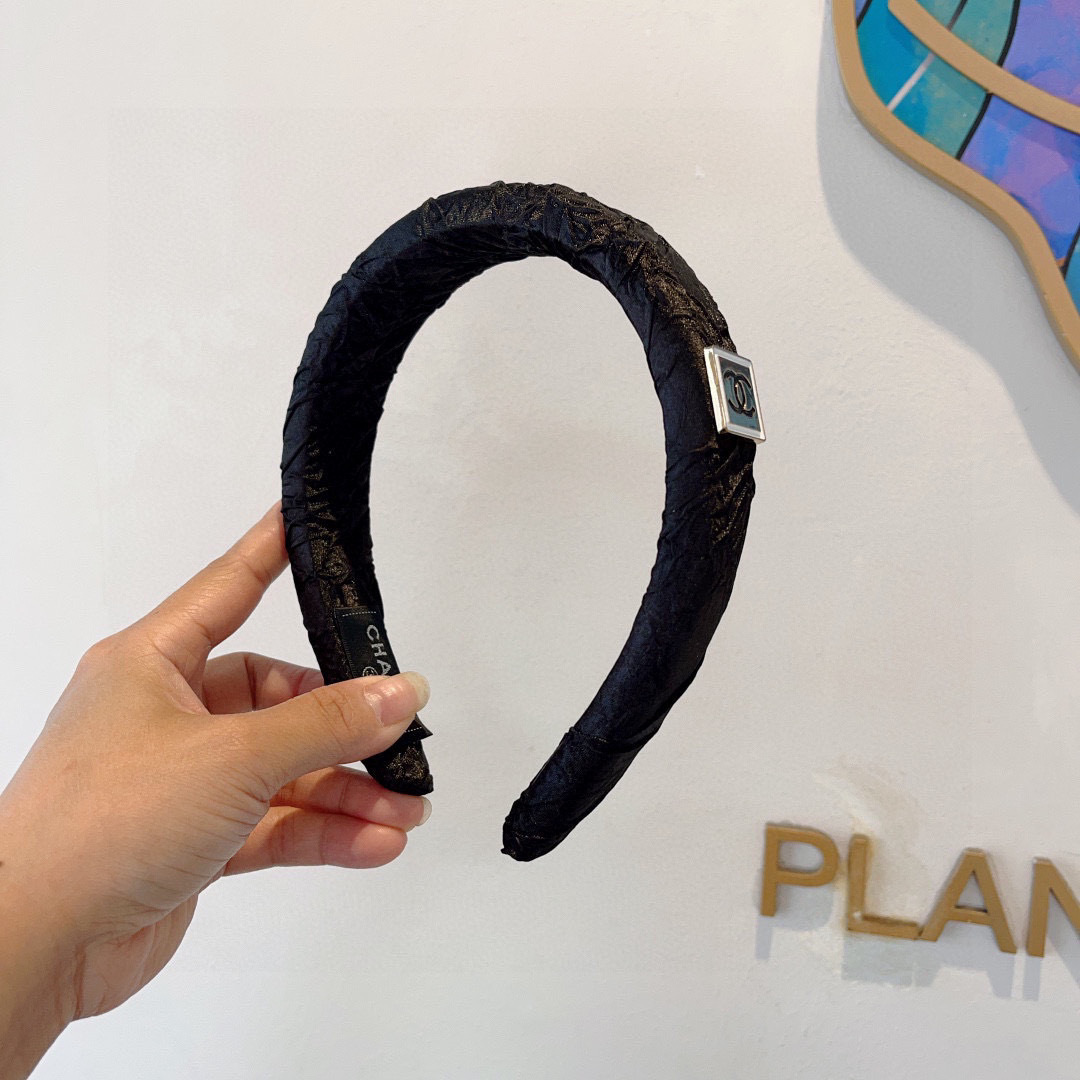 配包装
CHANEL （香奈儿） 新款高级感肌理纹海绵发箍，金属字母头箍！特制面料简约洋气显质感、经典百