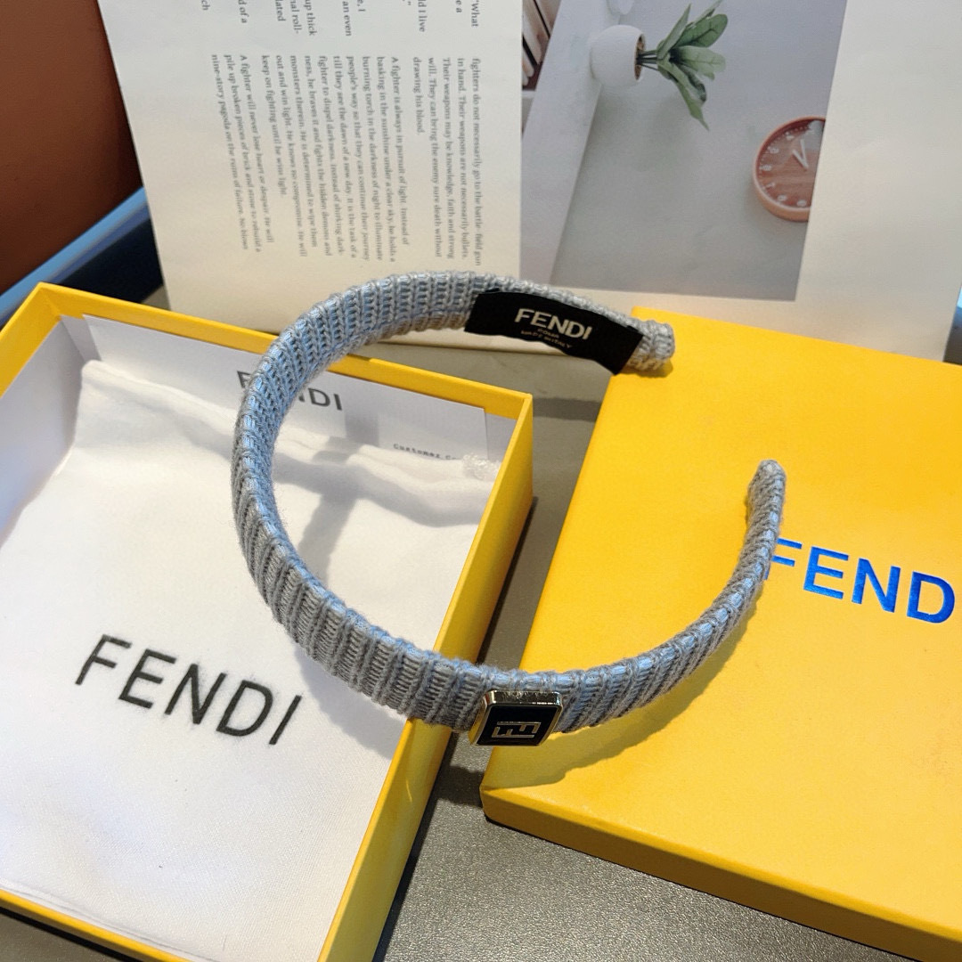 配包装
FENDI 芬迪 火爆秋冬款针织毛线发箍，复古头箍，简约百搭，潮女必备品，超级的高大上！