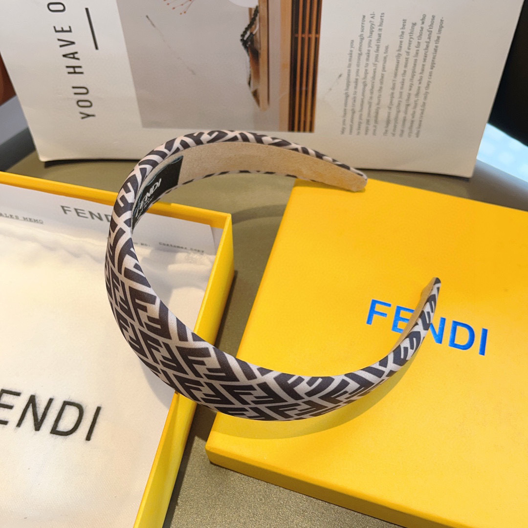 配包装
FENDI 芬迪 火爆新款双F发箍，宽版海绵原单货， 简约百搭，潮女必备品，超级的高大上！