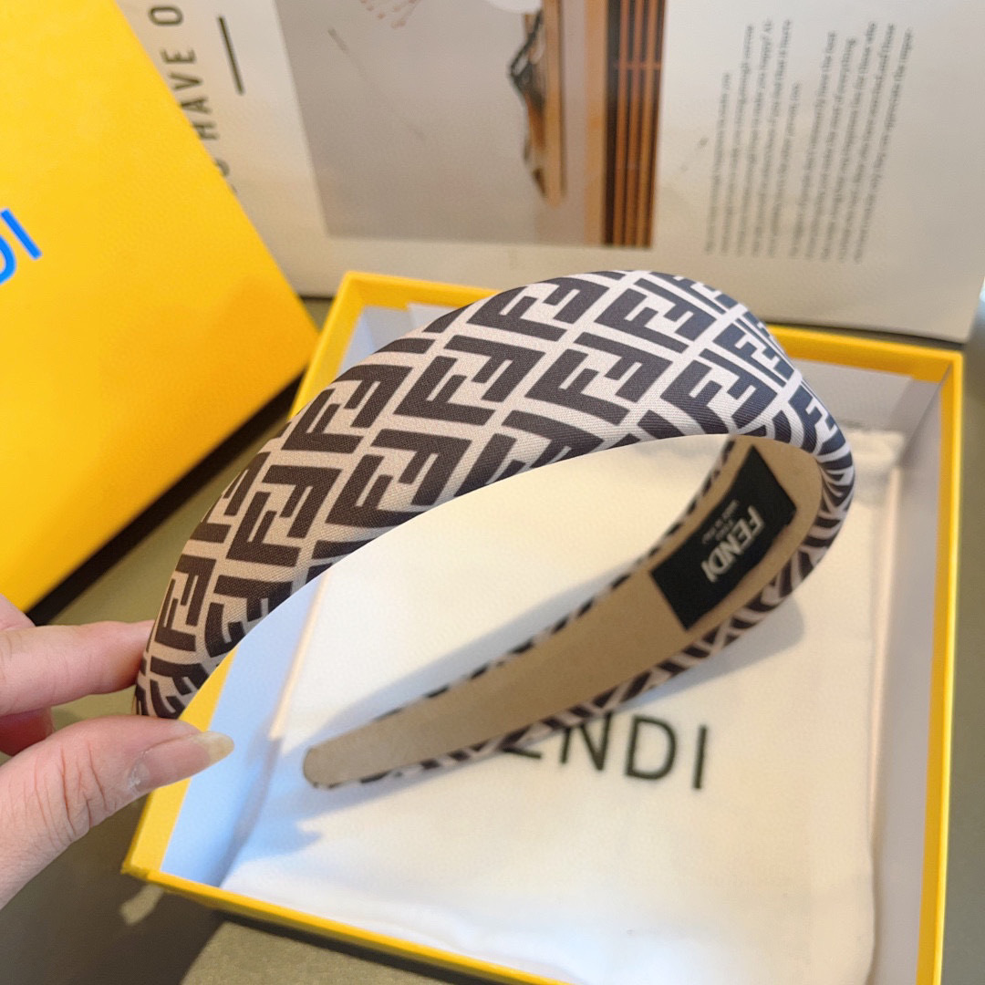 配包装
FENDI 芬迪 火爆新款双F发箍，宽版海绵原单货， 简约百搭，潮女必备品，超级的高大上！