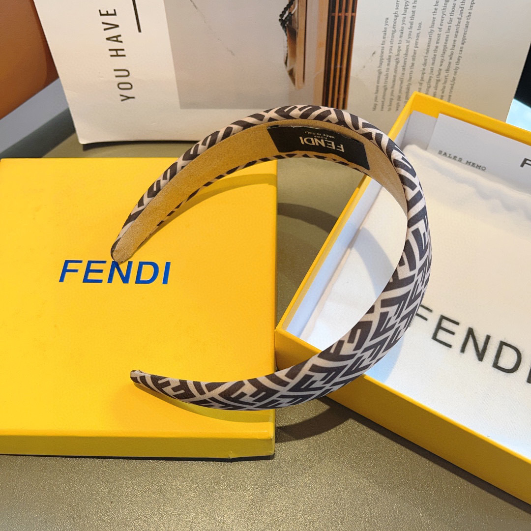 配包装
FENDI 芬迪 火爆新款双F发箍，宽版海绵原单货， 简约百搭，潮女必备品，超级的高大上！