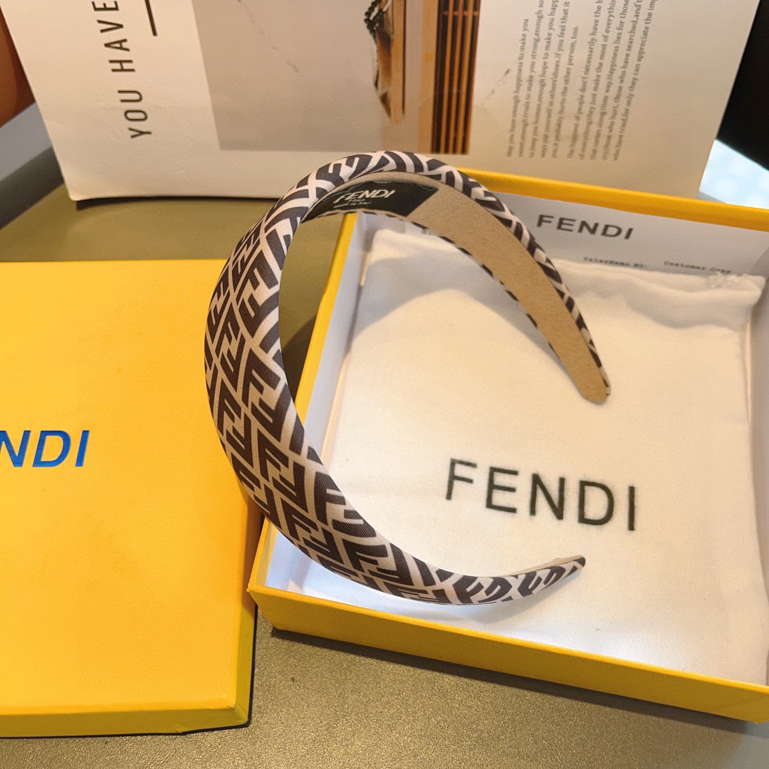配包装
FENDI 芬迪 火爆新款双F发箍，宽版海绵原单货， 简约百搭，潮女必备品，超级的高大上！