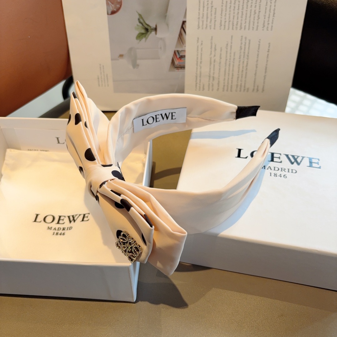 配包装
LOEWE（罗意威）新款蝴蝶结波点发箍💕特供面料头箍、尖端网红最新款来袭 ！ 清新淑女范让时尚更