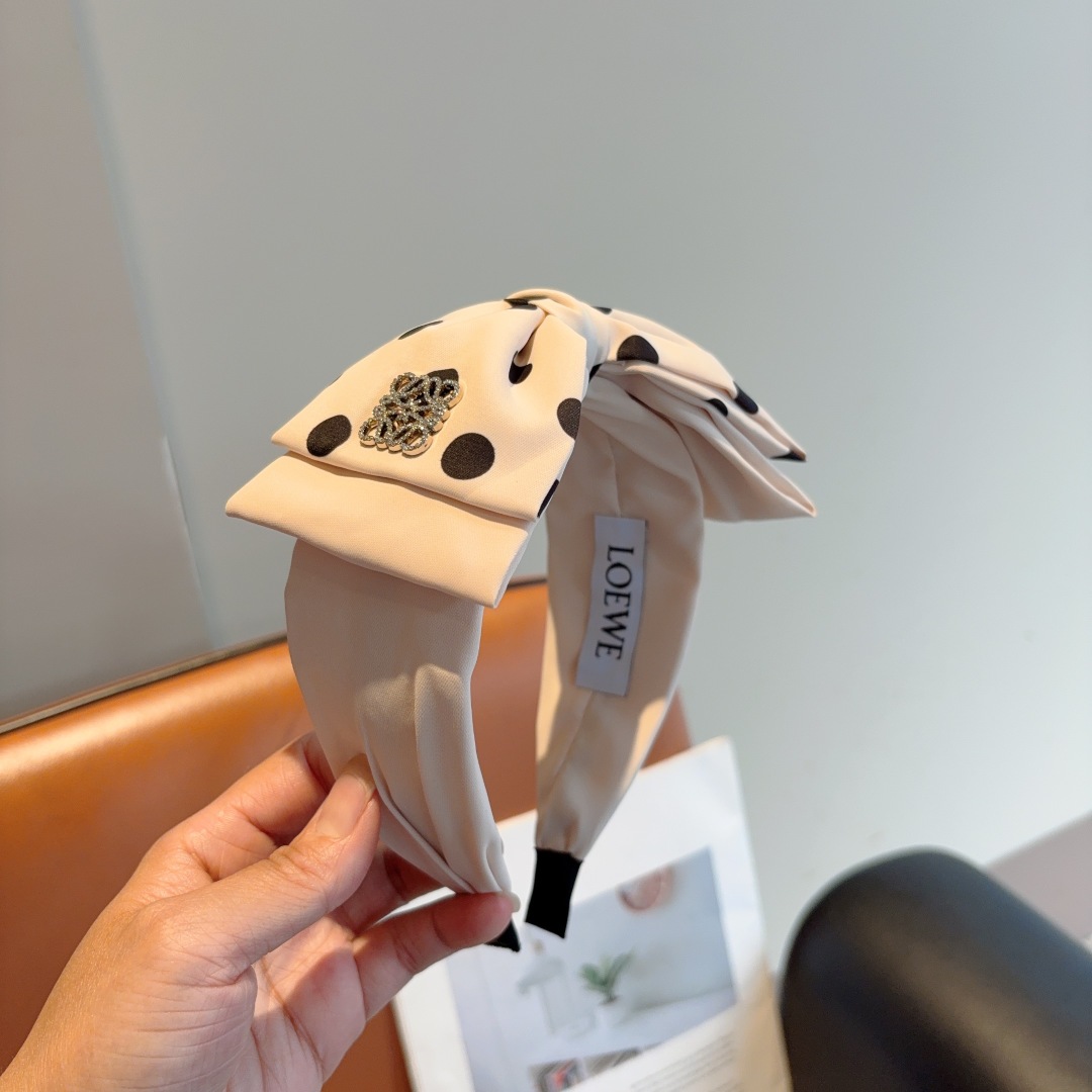 配包装
LOEWE（罗意威）新款蝴蝶结波点发箍💕特供面料头箍、尖端网红最新款来袭 ！ 清新淑女范让时尚更