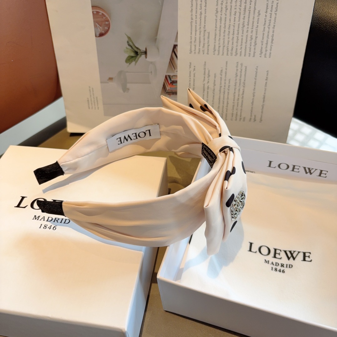 配包装
LOEWE（罗意威）新款蝴蝶结波点发箍💕特供面料头箍、尖端网红最新款来袭 ！ 清新淑女范让时尚更