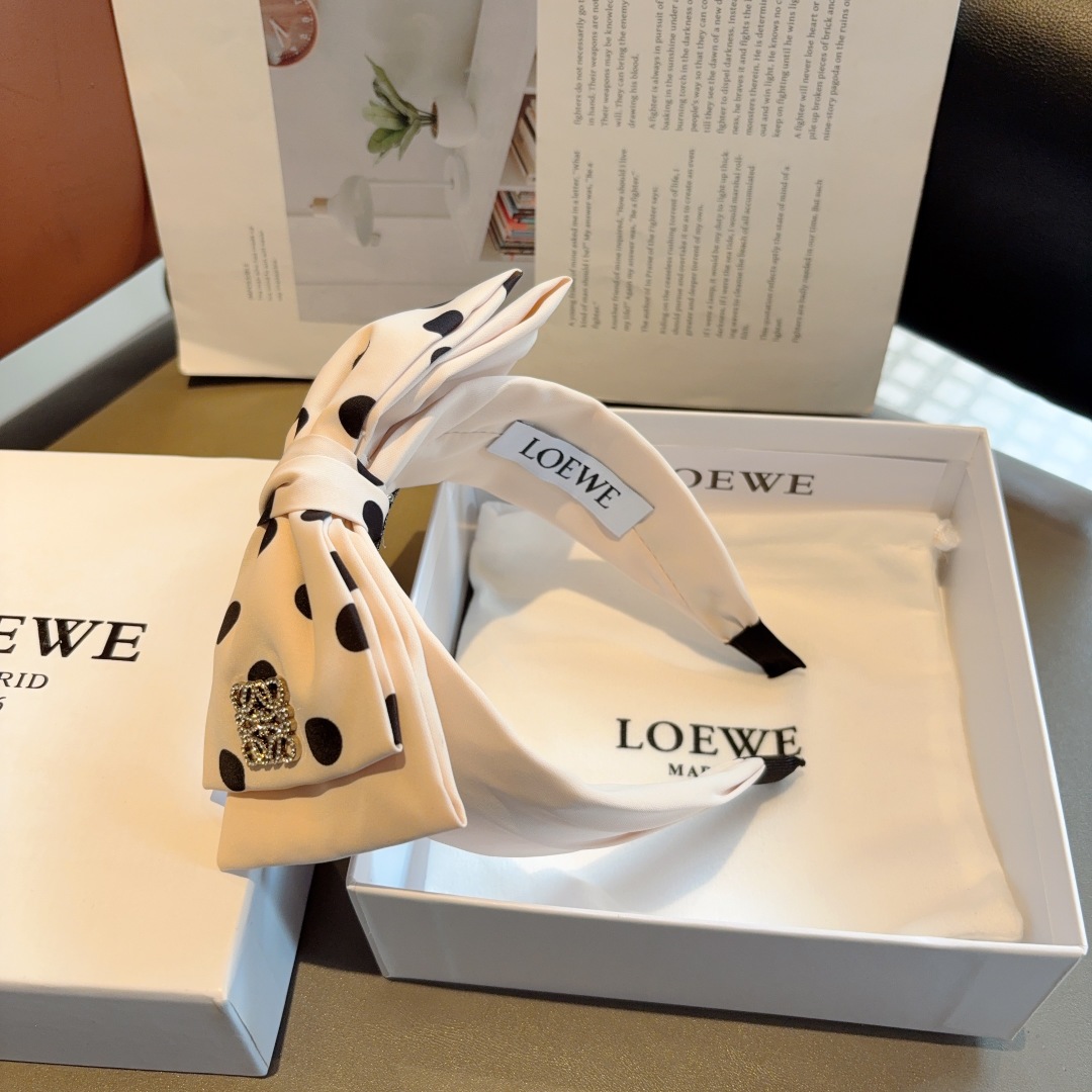 配包装
LOEWE（罗意威）新款蝴蝶结波点发箍💕特供面料头箍、尖端网红最新款来袭 ！ 清新淑女范让时尚更