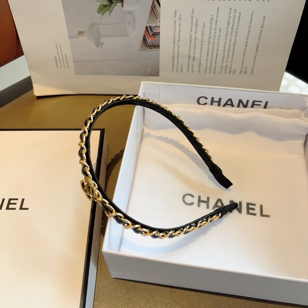 配包装
CHANEL（香奈儿）新款精美链条发箍，复古网红爆款头箍 搭配高端材质，超精致，时尚高级百搭款。