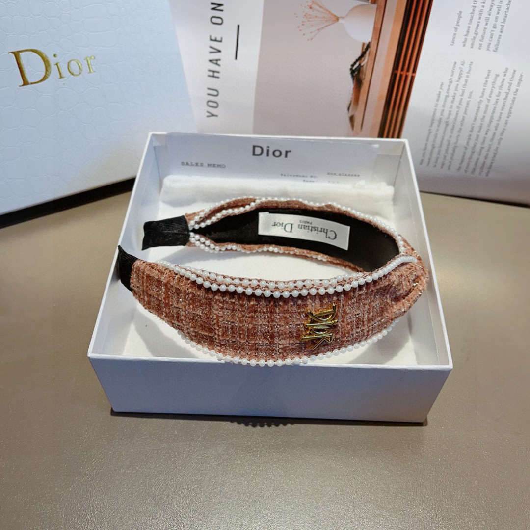 配包装
Dior（迪奥） 火爆韩版新款发箍,外出百搭珍珠头箍，让你的魅力绽放 清新淑女范让时尚更简单。