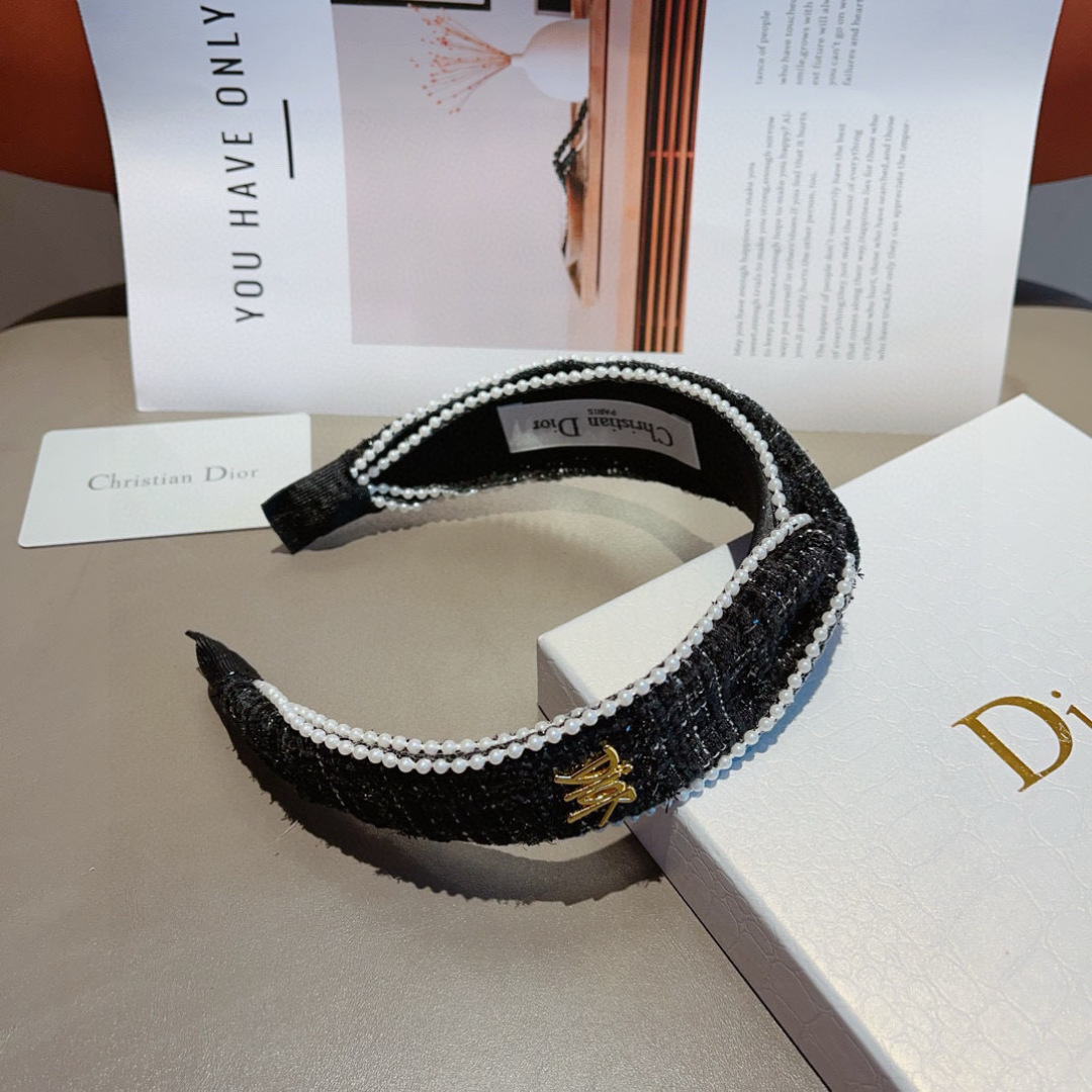 配包装
Dior（迪奥） 火爆韩版新款发箍,外出百搭珍珠头箍，让你的魅力绽放 清新淑女范让时尚更简单。