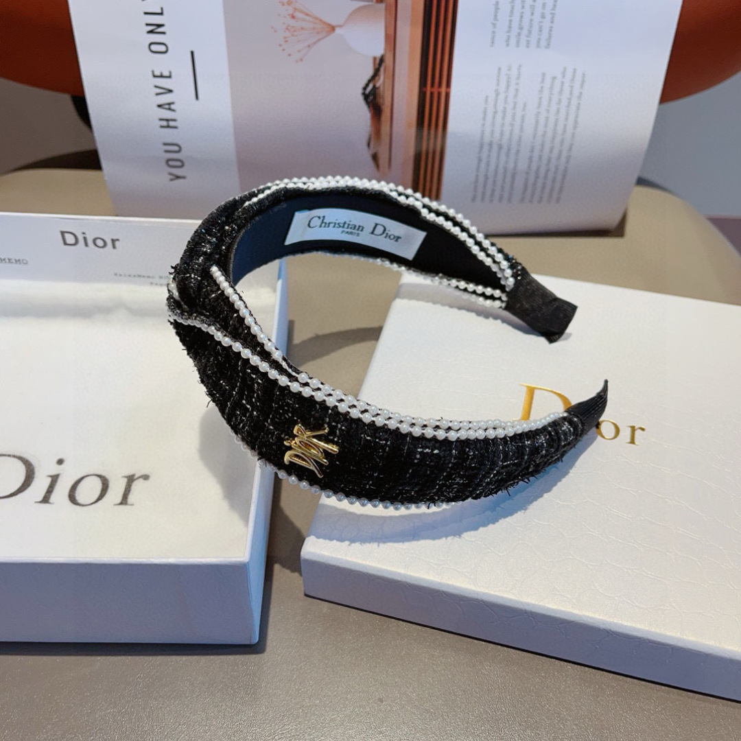 配包装
Dior（迪奥） 火爆韩版新款发箍,外出百搭珍珠头箍，让你的魅力绽放 清新淑女范让时尚更简单。