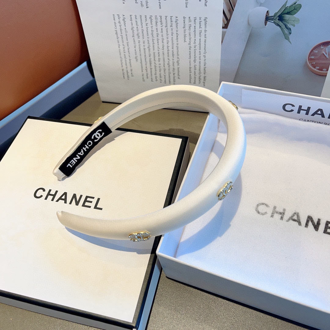 配包装
CHANEL（香奈儿）新款精美字母发箍，复古网红爆款头箍 搭配高端材质，超精致，时尚高级百搭款。