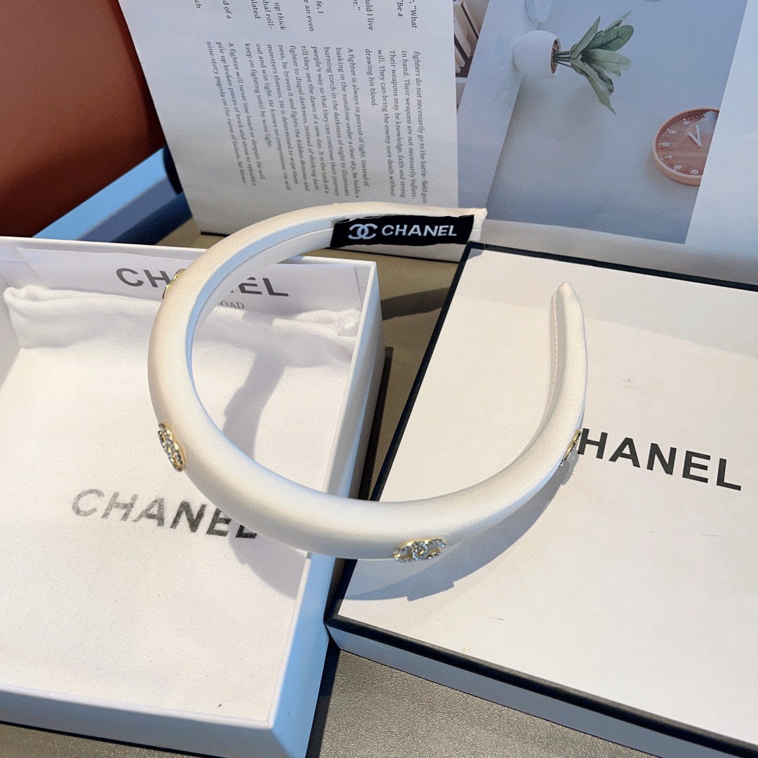 配包装
CHANEL（香奈儿）新款精美字母发箍，复古网红爆款头箍 搭配高端材质，超精致，时尚高级百搭款。