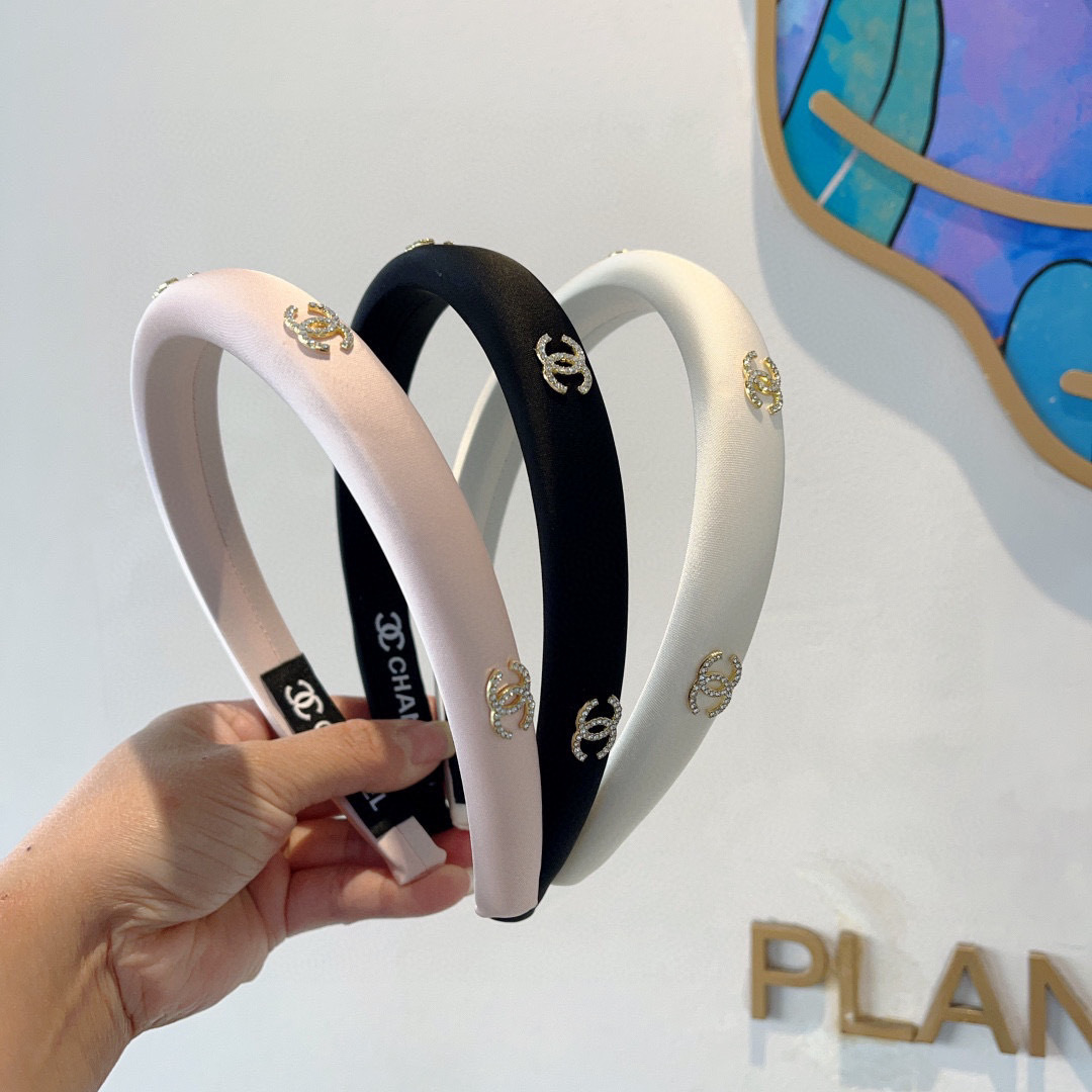 配包装
CHANEL（香奈儿）新款精美字母发箍，复古网红爆款头箍 搭配高端材质，超精致，时尚高级百搭款。