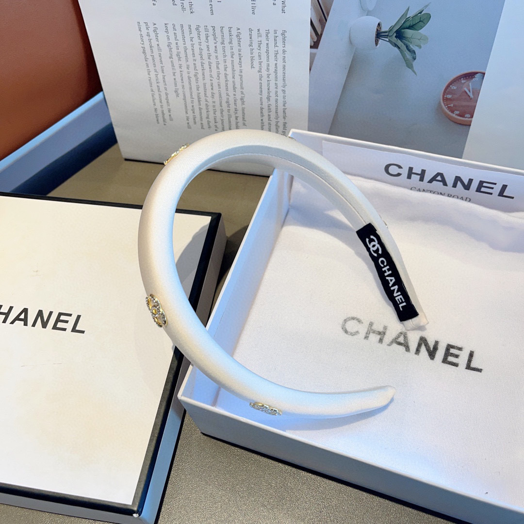 配包装
CHANEL（香奈儿）新款精美字母发箍，复古网红爆款头箍 搭配高端材质，超精致，时尚高级百搭款。