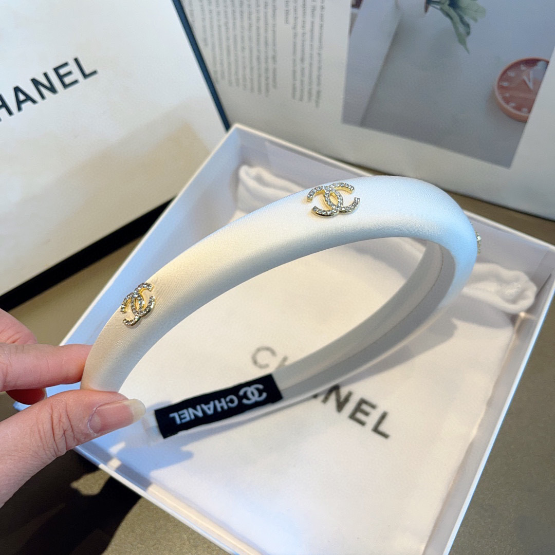 配包装
CHANEL（香奈儿）新款精美字母发箍，复古网红爆款头箍 搭配高端材质，超精致，时尚高级百搭款。