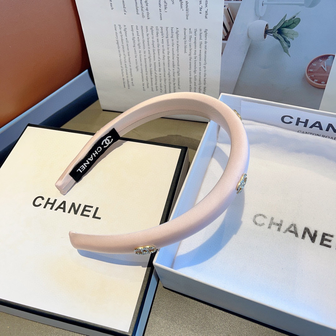 配包装
CHANEL（香奈儿）新款精美字母发箍，复古网红爆款头箍 搭配高端材质，超精致，时尚高级百搭款。