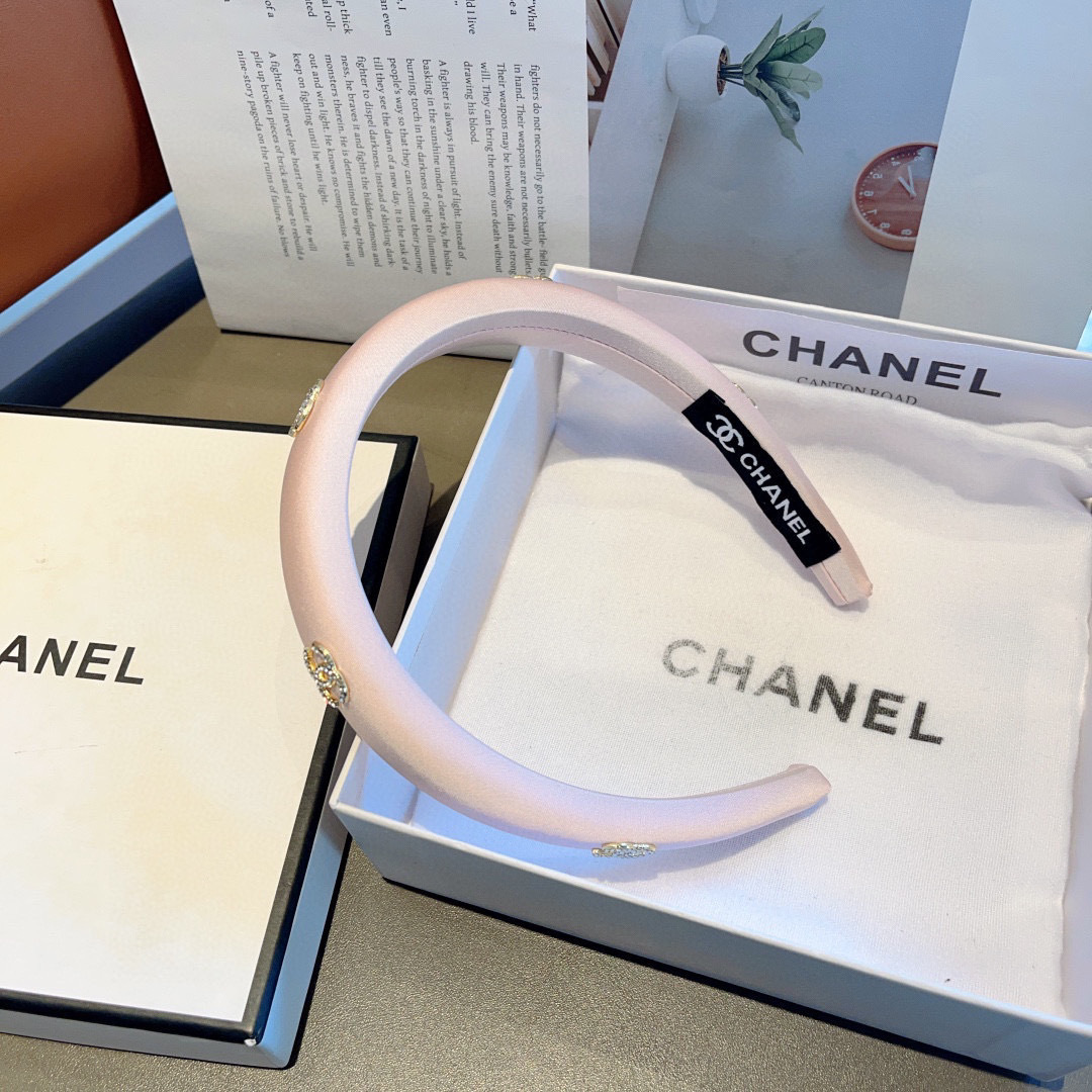 配包装
CHANEL（香奈儿）新款精美字母发箍，复古网红爆款头箍 搭配高端材质，超精致，时尚高级百搭款。