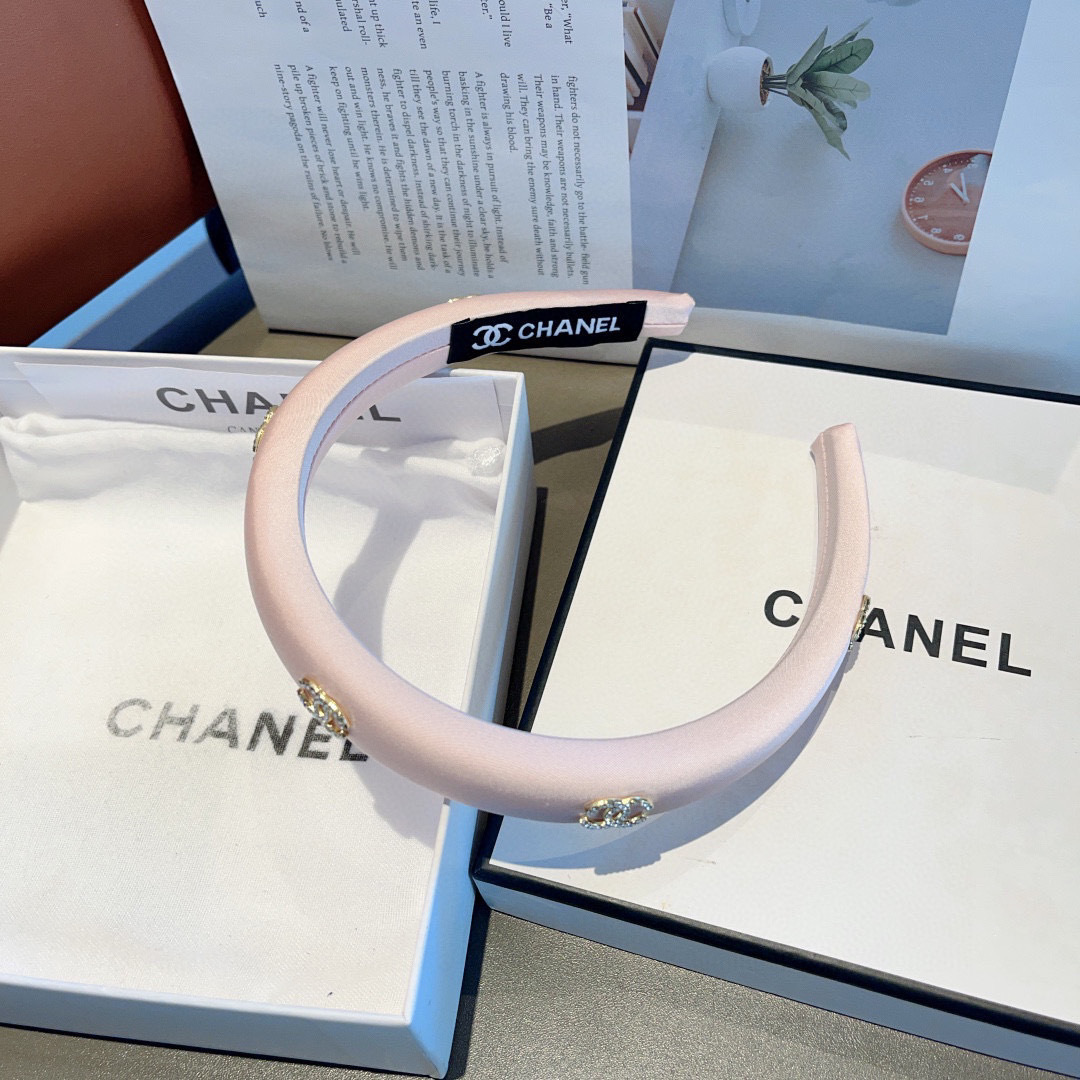 配包装
CHANEL（香奈儿）新款精美字母发箍，复古网红爆款头箍 搭配高端材质，超精致，时尚高级百搭款。