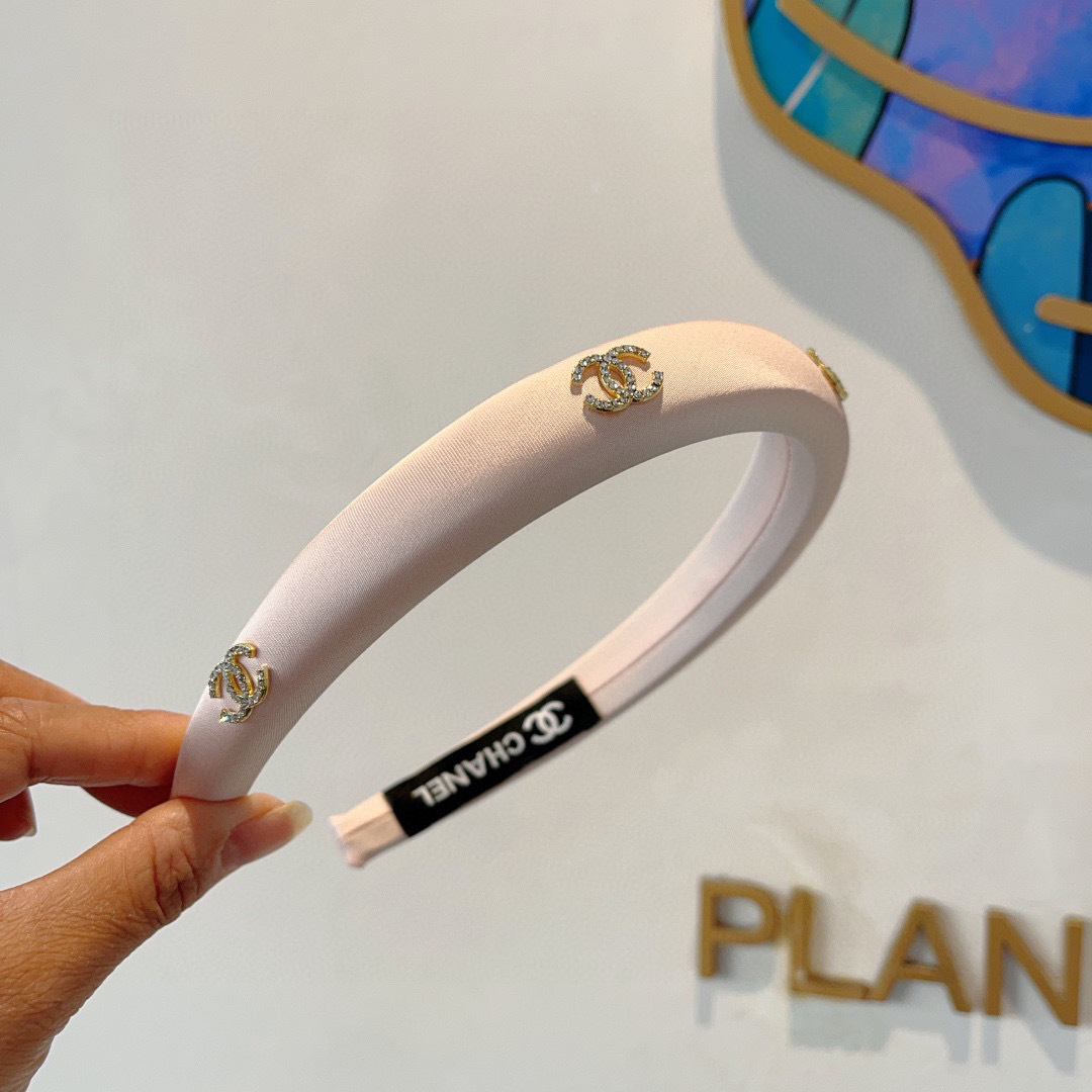 配包装
CHANEL（香奈儿）新款精美字母发箍，复古网红爆款头箍 搭配高端材质，超精致，时尚高级百搭款。
