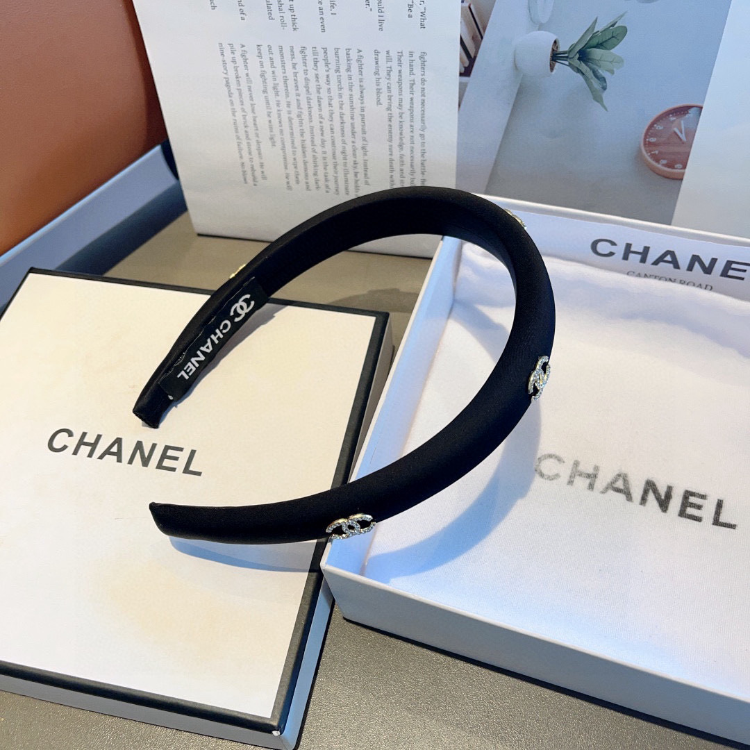 配包装
CHANEL（香奈儿）新款精美字母发箍，复古网红爆款头箍 搭配高端材质，超精致，时尚高级百搭款。