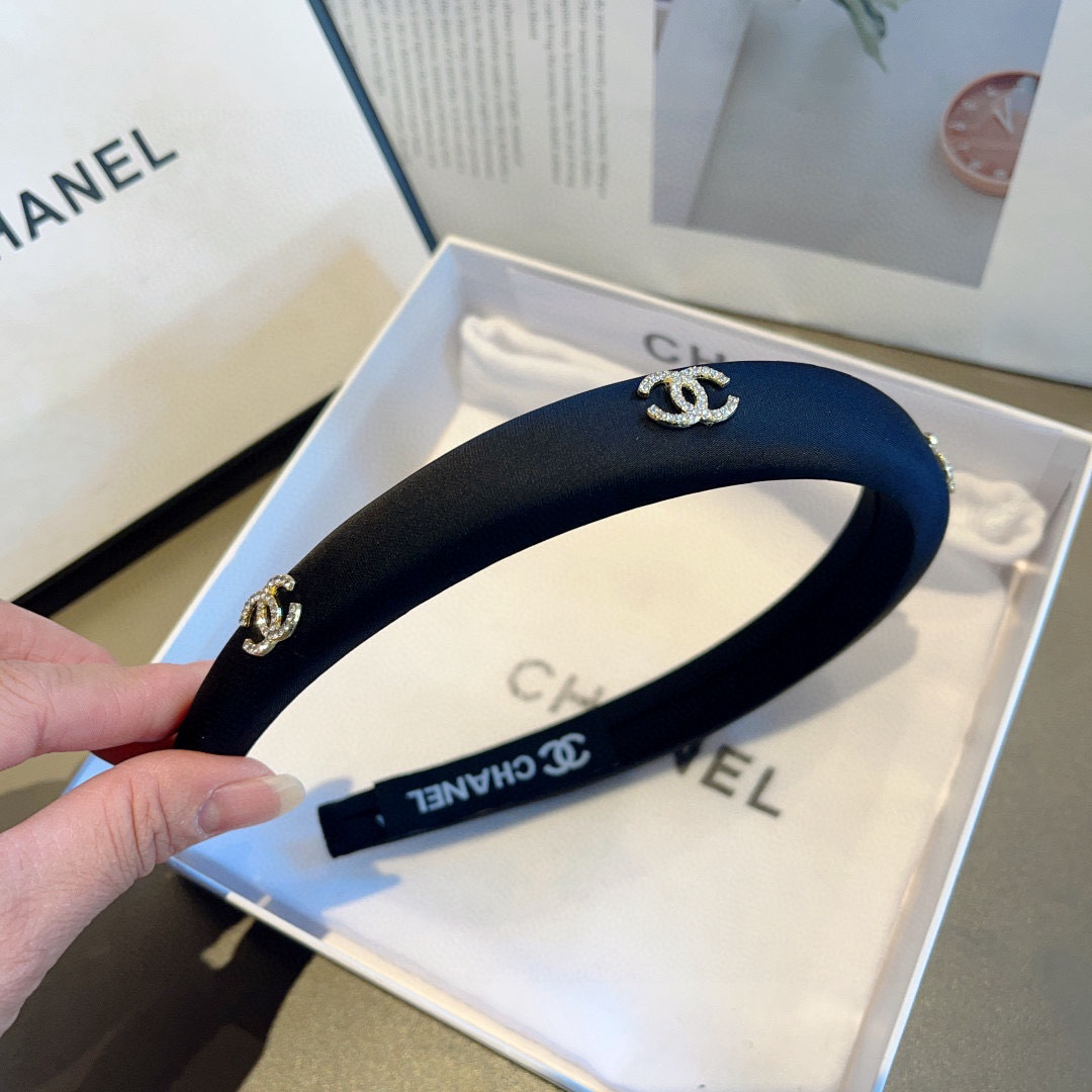 配包装
CHANEL（香奈儿）新款精美字母发箍，复古网红爆款头箍 搭配高端材质，超精致，时尚高级百搭款。