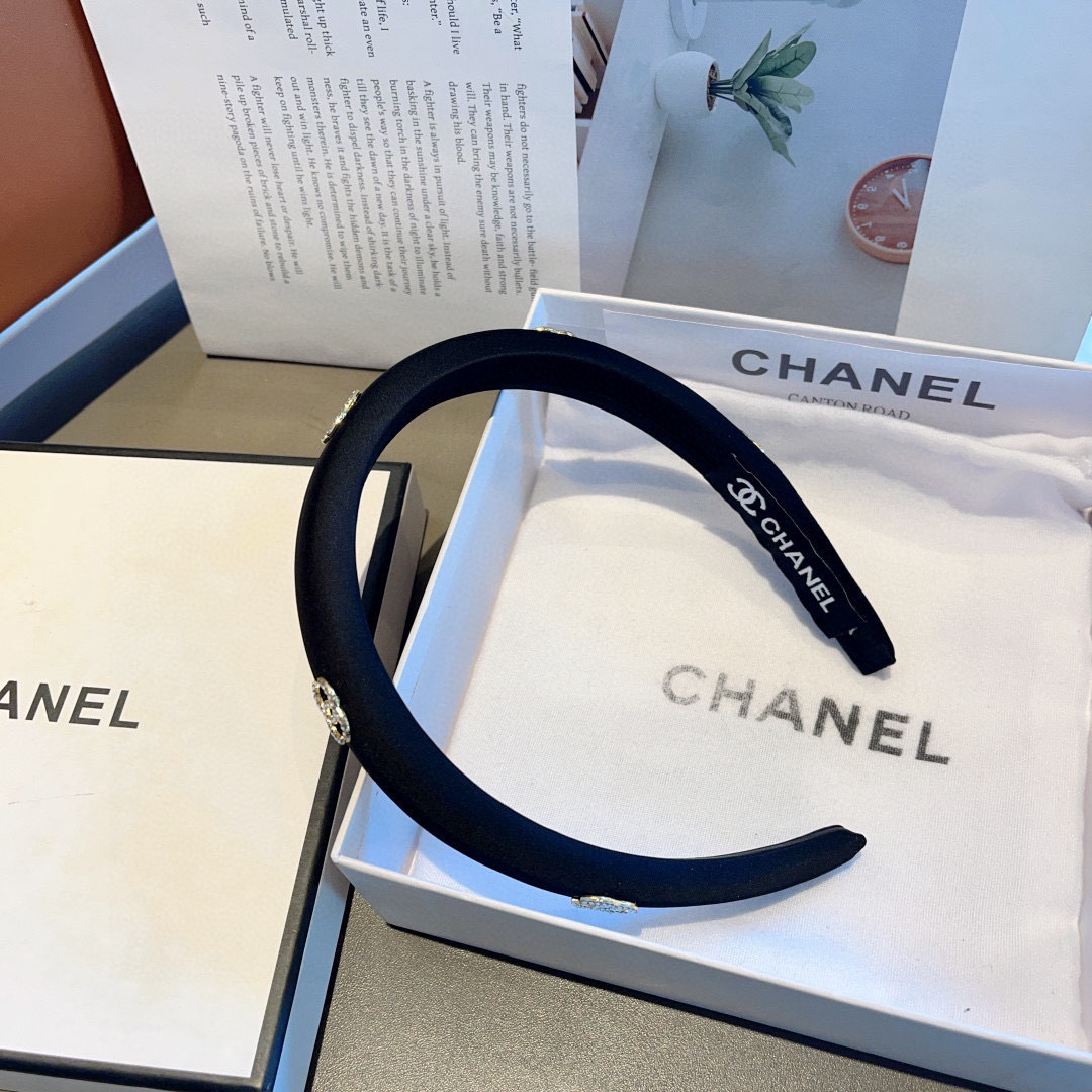 配包装
CHANEL（香奈儿）新款精美字母发箍，复古网红爆款头箍 搭配高端材质，超精致，时尚高级百搭款。