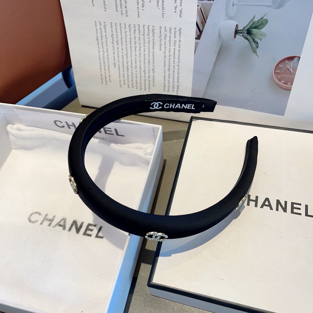 配包装
CHANEL（香奈儿）新款精美字母发箍，复古网红爆款头箍 搭配高端材质，超精致，时尚高级百搭款。