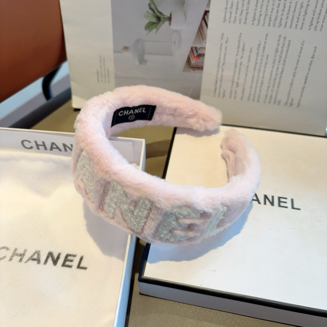 配包装
CHANEL（香奈儿）新款精美字母宽边发箍，复古网红爆款头箍 搭配高端材质，超精致，时尚高级感百