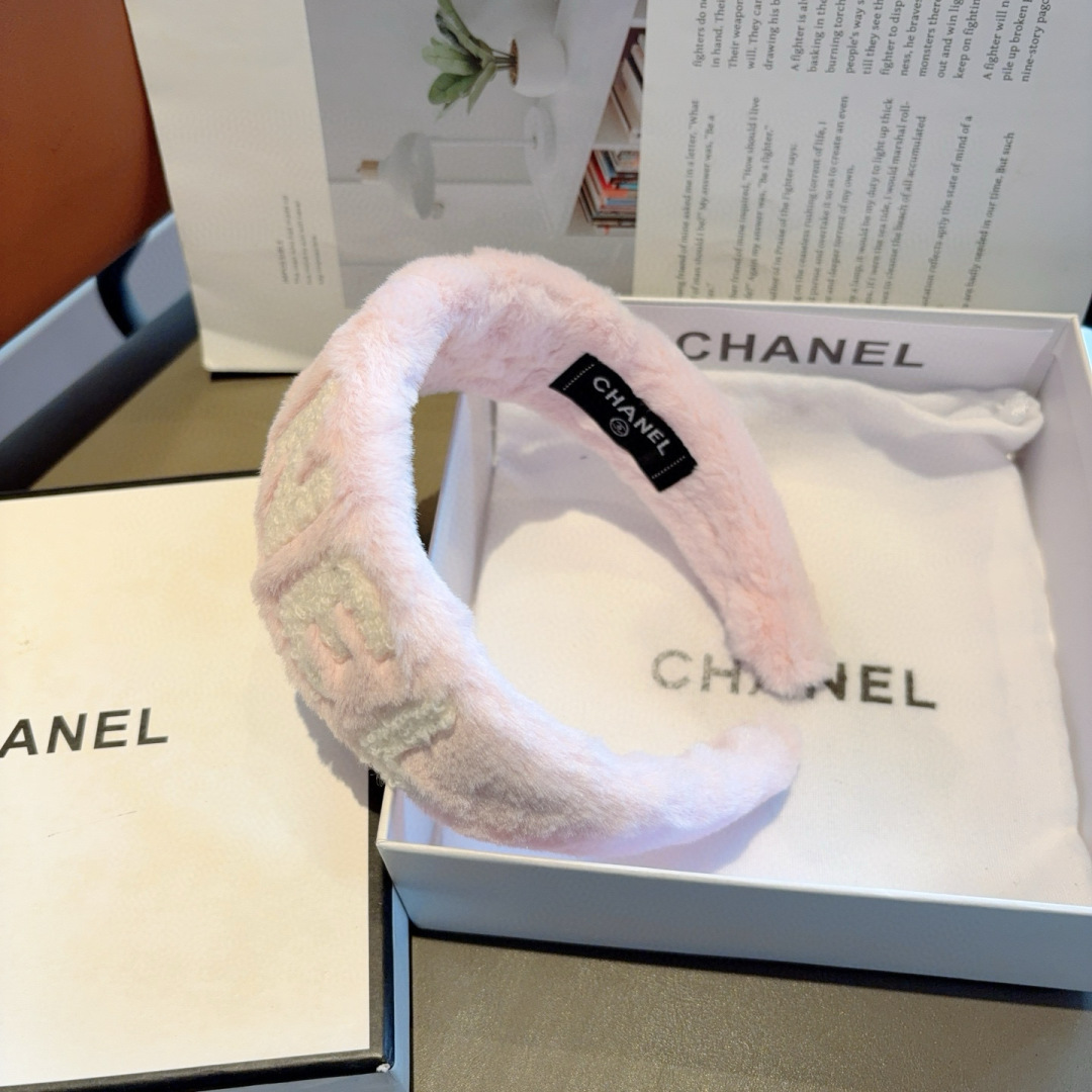 配包装
CHANEL（香奈儿）新款精美字母宽边发箍，复古网红爆款头箍 搭配高端材质，超精致，时尚高级感百
