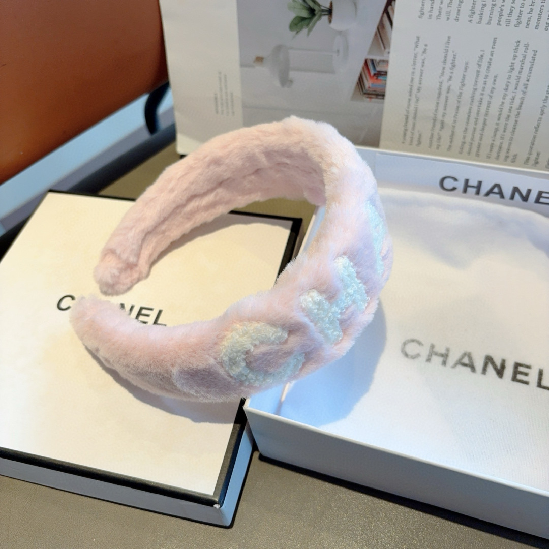 配包装
CHANEL（香奈儿）新款精美字母宽边发箍，复古网红爆款头箍 搭配高端材质，超精致，时尚高级感百