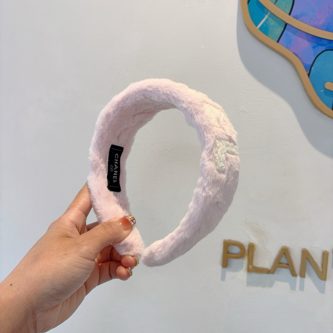 配包装
CHANEL（香奈儿）新款精美字母宽边发箍，复古网红爆款头箍 搭配高端材质，超精致，时尚高级感百