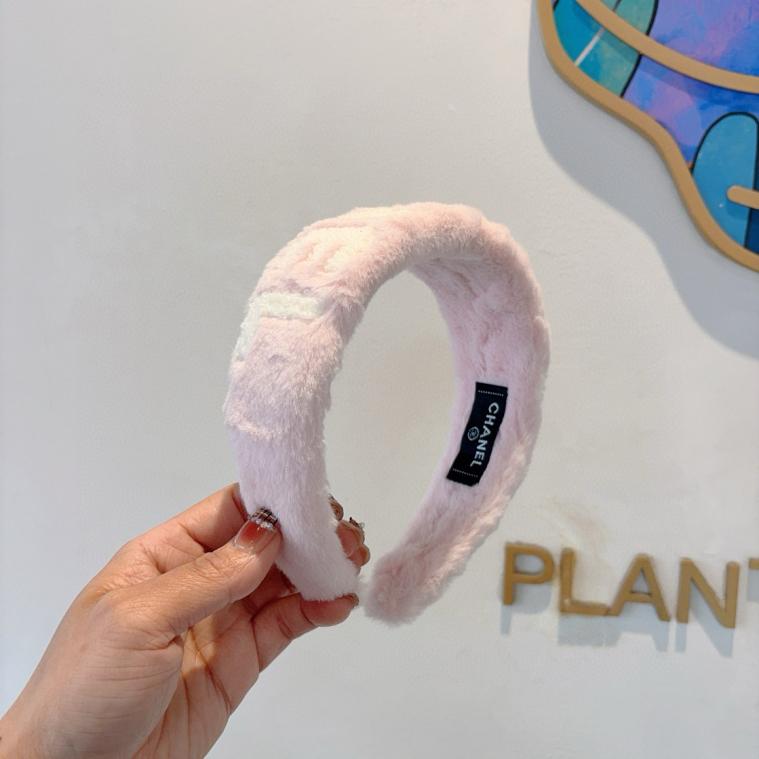 配包装
CHANEL（香奈儿）新款精美字母宽边发箍，复古网红爆款头箍 搭配高端材质，超精致，时尚高级感百