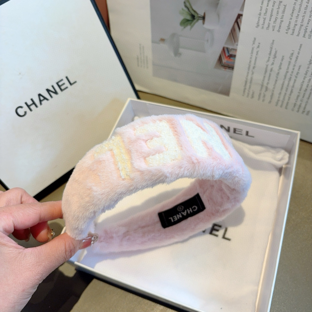 配包装
CHANEL（香奈儿）新款精美字母宽边发箍，复古网红爆款头箍 搭配高端材质，超精致，时尚高级感百