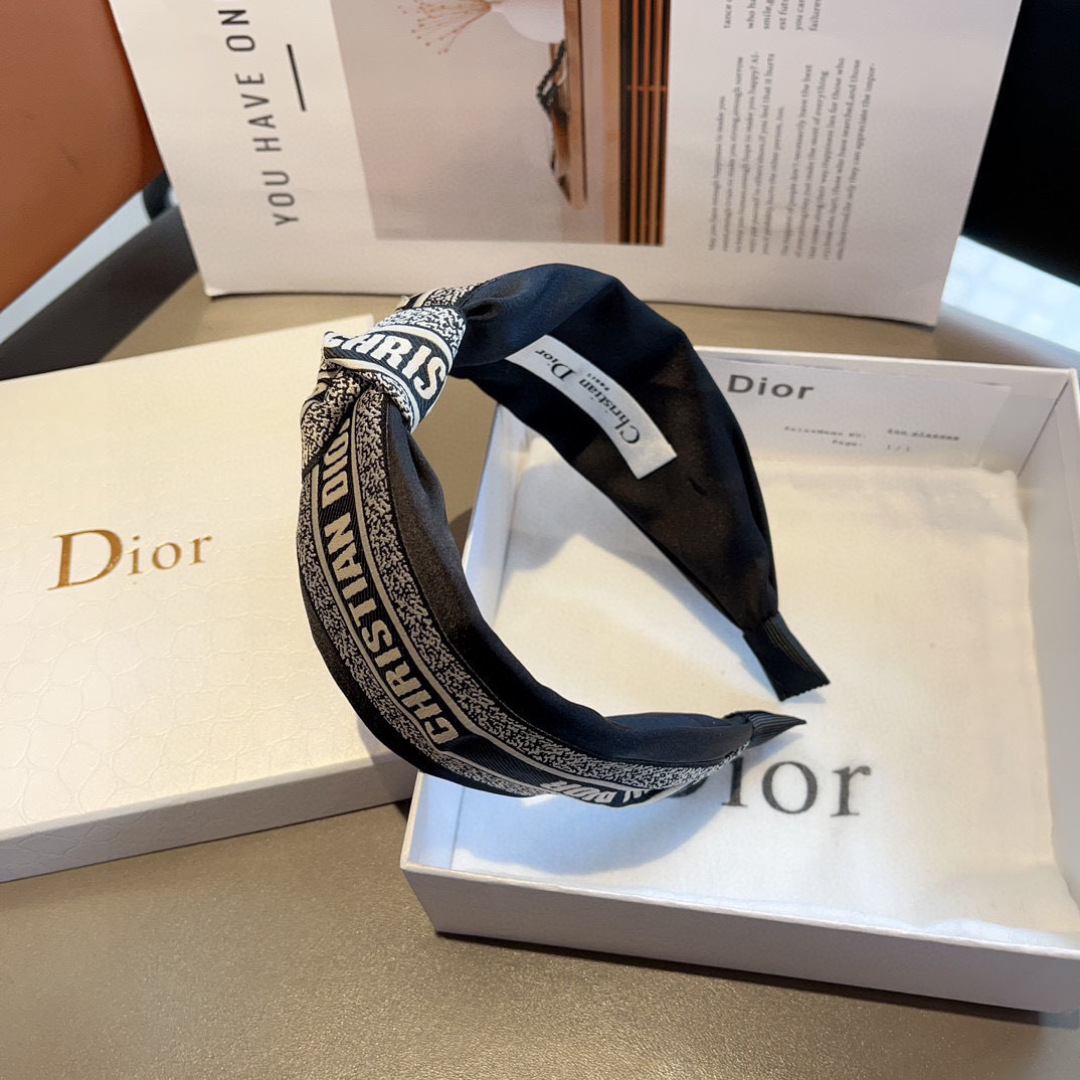 配包装
Dior（迪奥） 火爆新款D字母真丝宽版发箍,专柜品质 让你的魅力绽放 清新淑女范让时尚更简单。