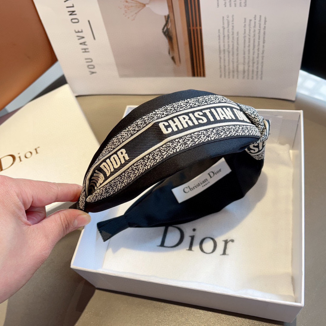 配包装
Dior（迪奥） 火爆新款D字母真丝宽版发箍,专柜品质 让你的魅力绽放 清新淑女范让时尚更简单。