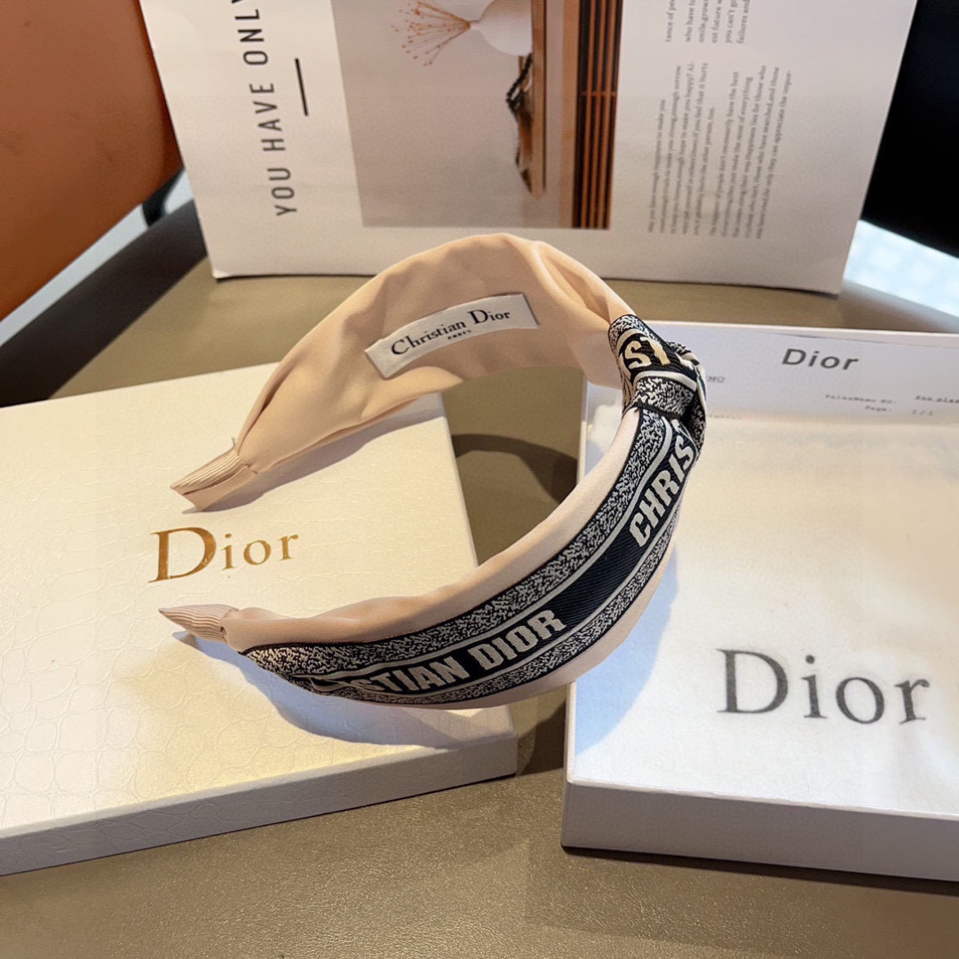 配包装
Dior（迪奥） 火爆新款D字母真丝宽版发箍,专柜品质 让你的魅力绽放 清新淑女范让时尚更简单。