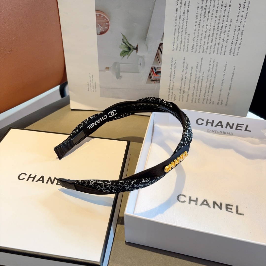 配包装
CHANEL（香奈儿）新款精美字母发箍，复古网红爆款头箍 搭配高端材质，超精致，时尚高级百搭款。