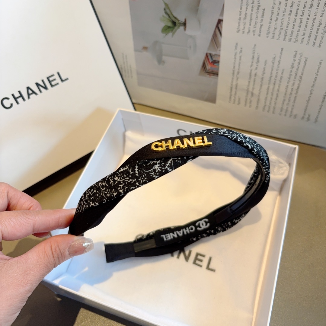 配包装
CHANEL（香奈儿）新款精美字母发箍，复古网红爆款头箍 搭配高端材质，超精致，时尚高级百搭款。