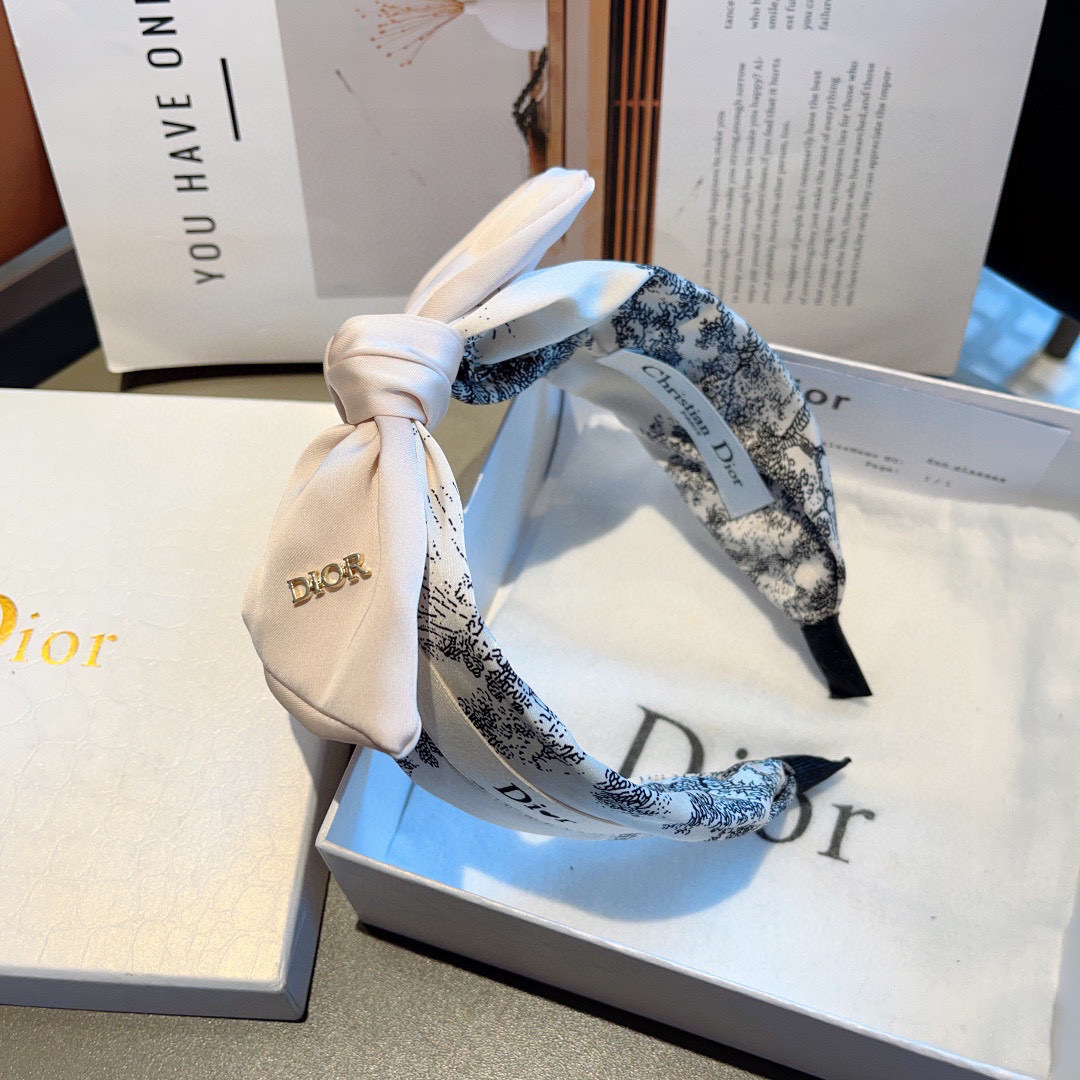 配包装
Dior（迪奥） 火爆新款蝴蝶结发箍,专柜原单货，让你的魅力绽放 清新淑女范让时尚更简单。