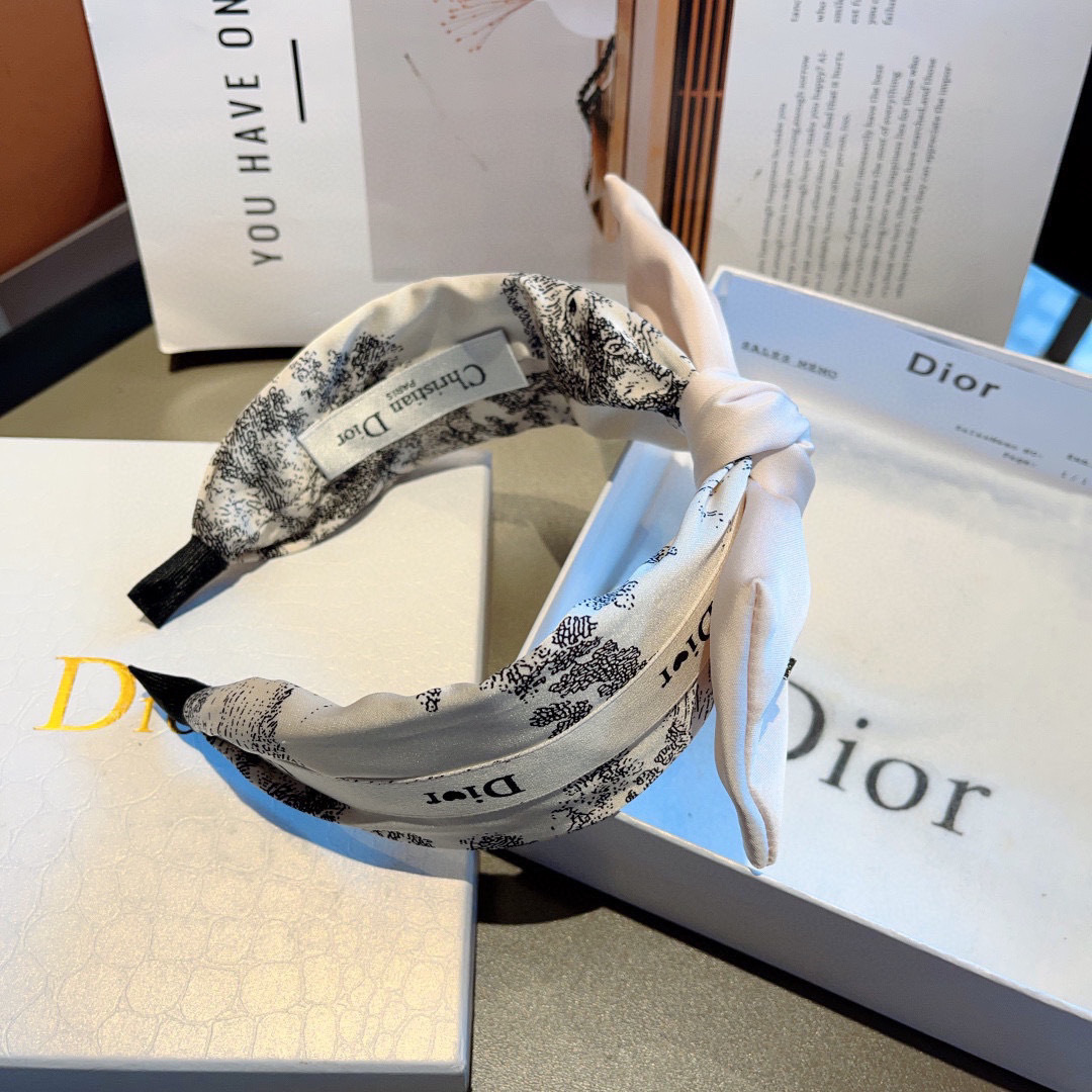 配包装
Dior（迪奥） 火爆新款蝴蝶结发箍,专柜原单货，让你的魅力绽放 清新淑女范让时尚更简单。