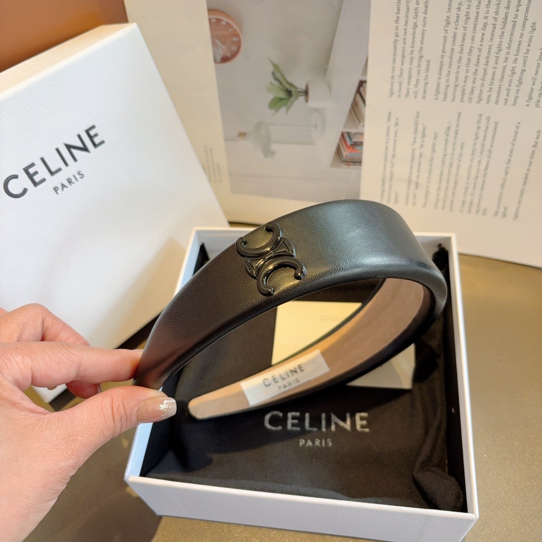 配包装
CELINE（赛琳）凯旋门经典羊皮新款发箍，女神必备头箍，非常舒时尚百搭，舒适潮流款！