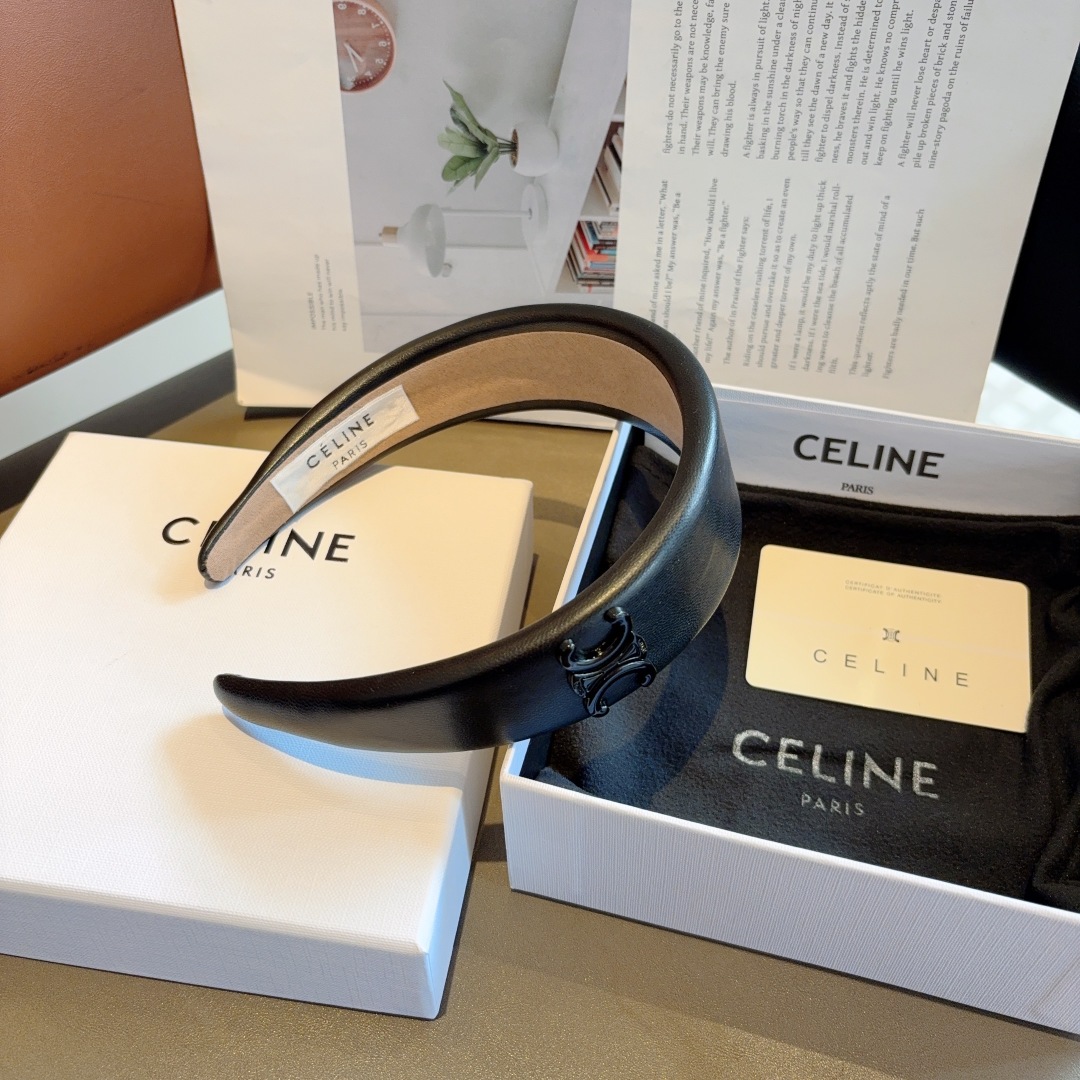 配包装
CELINE（赛琳）凯旋门经典羊皮新款发箍，女神必备头箍，非常舒时尚百搭，舒适潮流款！